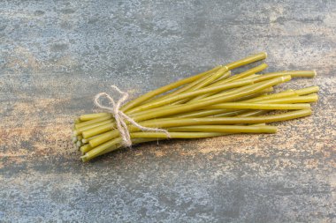 Mermer zemin üzerinde ip içinde tuzlu ve lezzetli sebzeler. Yüksek kalite fotoğraf