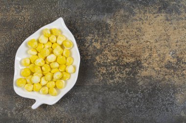 Yaprak şeklinde tabakta lezzetli sarı şekerler. Yüksek kalite fotoğraf