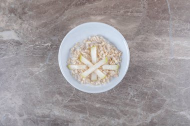 Pirinç tabağında dilimlenmiş patates, mermer arka planda. Yüksek kalite fotoğraf