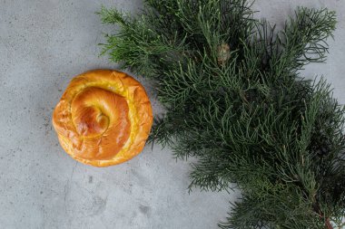 Mermer zemine yerleştirilmiş lezzetli çörekler ve çam dalları. Yüksek kalite fotoğraf