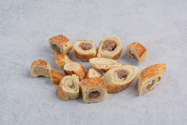 Gri arka planda bir sürü tatlı kurabiye. Yüksek kalite fotoğraf