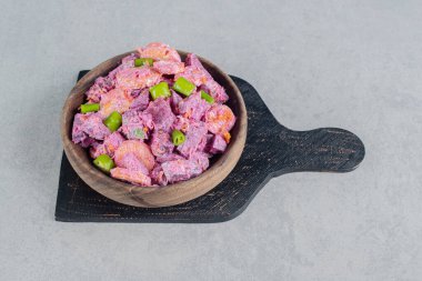 Mor pancar köklü sebze salatası ve ekşi kremayla karıştırılmış portakal doğranmış havuç. Yüksek kalite fotoğraf