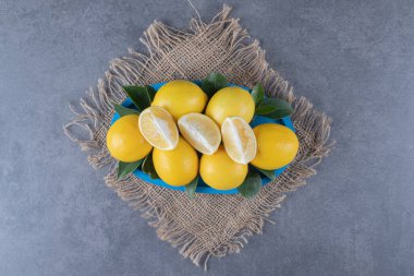 Çuvaldaki taze limonların en üst görüntüsü. Yüksek kalite fotoğraf