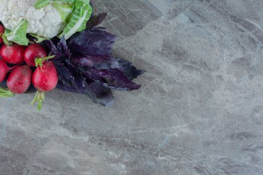 Amaranth, şalgam ve karnabahar mermer arka planda. Yüksek kalite fotoğraf