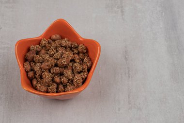 Turuncu kasede susam tohumlu şeker yığını. Yüksek kalite fotoğraf