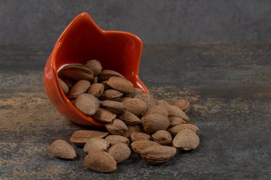 Turuncu kaseden organik kabuklu badem. Yüksek kalite fotoğraf