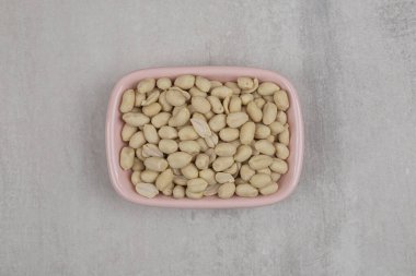 Pembe kasede taze organik fıstık. Yüksek kalite fotoğraf