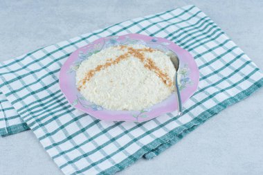 Havluda, mermer zemin üzerinde nefis pirinçler var. Yüksek kalite fotoğraf