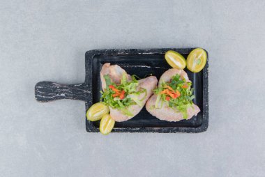 Taze kumkat ve tepside yeşil et, beyaz arka planda. Yüksek kalite fotoğraf