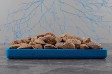 Tepside, mermer zemin üzerinde dişlek bademler var. Yüksek kalite fotoğraf