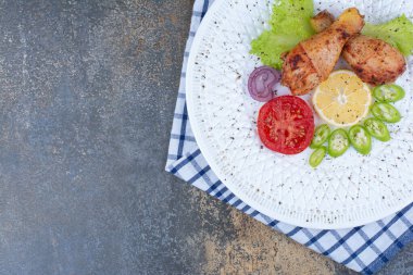 Kızarmış tavuk budu ve sebze. Yüksek kalite fotoğraf