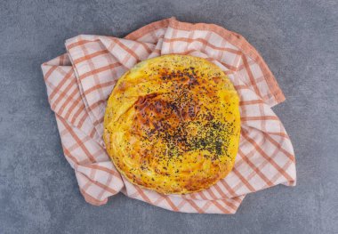 Masa örtüsünde siyah susam tohumları olan taze hamur işi. Yüksek kalite fotoğraf