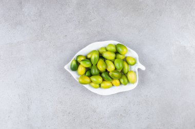 Kumkatlar mermer arka planda süslü bir tabağa istiflenmiş. Yüksek kalite fotoğraf