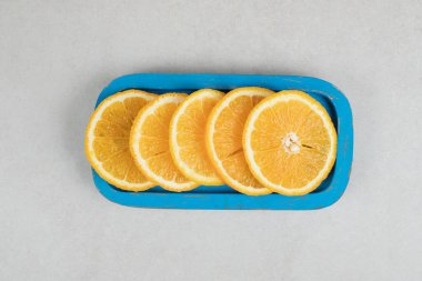 Mavi tabakta taze portakal dilimleri. Yüksek kalite fotoğraf