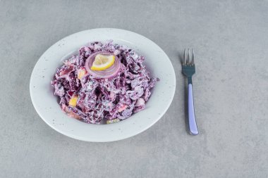 Beyaz seramik tabakta mor lahana ve soğan salatası. Yüksek kalite fotoğraf