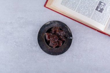 Beton zeminde izole edilmiş kuru kirazlar. Yüksek kalite fotoğraf