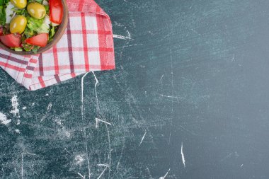 Mavi arka planda kırmızı ve sarı kiraz domatesleri. Yüksek kalite fotoğraf