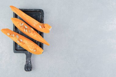 Tahtada pişmemiş balkabağı, mermer arka planda. Yüksek kalite fotoğraf