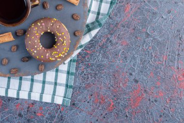 Tahta tahtada sıcak americano ile çikolatalı çörek. Yüksek kalite fotoğraf