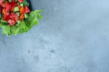 Çoban salatasını mermer arka planda bir kasede süsleyen marul. Yüksek kalite fotoğraf