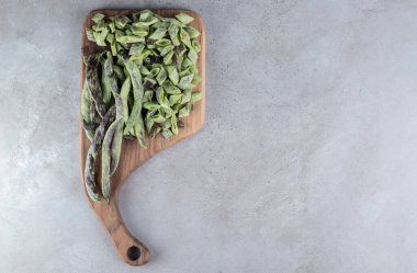 Tahtada pişmemiş taze bezelyeler. Yüksek kalite fotoğraf