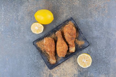 Siyah tabakta limonlu ızgara tavuk budu. Yüksek kalite fotoğraf