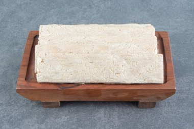 Çıtır çavdar ekmekli ahşap bir tabak. Yüksek kalite fotoğraf