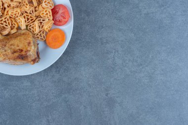 Beyaz tabakta et parçaları olan lezzetli bir makarna. Yüksek kalite fotoğraf