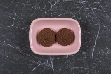 Tabakta çikolatalı bisküvi, mermer arka planda. Yüksek kalite fotoğraf