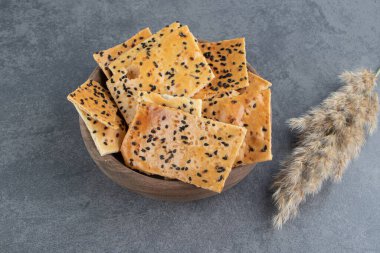 Tahta bir kasede buğdaylı lezzetli çıtır krakerler. Yüksek kalite fotoğraf