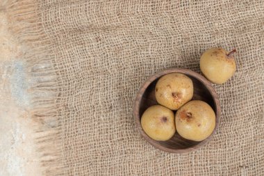 Tahta kasede turşulu yeşil erikler. Yüksek kalite fotoğraf