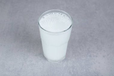 Gri arka planda bir bardak saf soğuk su. Yüksek kalite fotoğraf