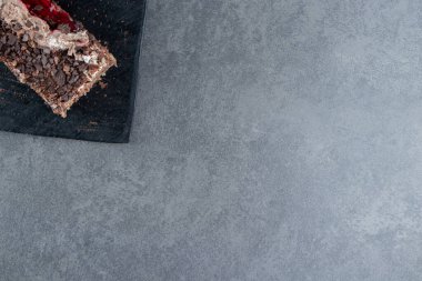 Karanlık bir tahtada nefis bir Napolyon pastası. Yüksek kalite fotoğraf