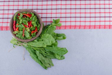 Bir demet su teresi ve mermer arka planda bir kase salata. Yüksek kalite fotoğraf
