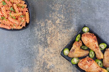 Bir tabak makarna ve biberli ızgara tavuk parçaları. Yüksek kalite fotoğraf