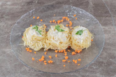 Spagetti, yoğurt ve yeşil sebzeli rendelenmiş havuç, mermer kaplama. Yüksek kalite fotoğraf