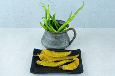 Klasik bardaktan taze biber ve biber turşusu. Yüksek kalite fotoğraf