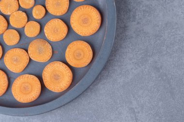 Tavada dilimlenmiş havuç, mermer arka planda. Yüksek kalite fotoğraf