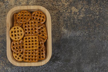 Tahta tabakta çıtır çıtır krakerler. Yüksek kalite fotoğraf