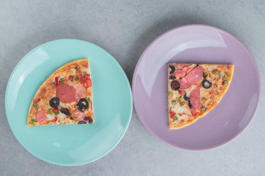 Mermer zemin üzerinde pizza dilimleri olan iki tabak. Yüksek kalite fotoğraf