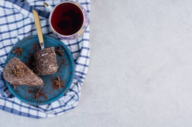 Kekler mermer arka planda bir fincan çayın yanında bir tepside dilimler. Yüksek kalite fotoğraf