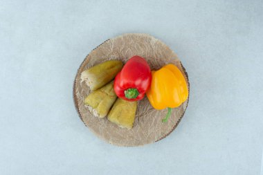 Mayalanmış sebze ve dolma biberle doldurulmuş biber turşusu. Yüksek kalite fotoğraf