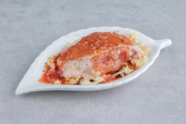 Lezzetli baharatlı et, tabakta ketçap, mavi arka planda. Yüksek kalite fotoğraf