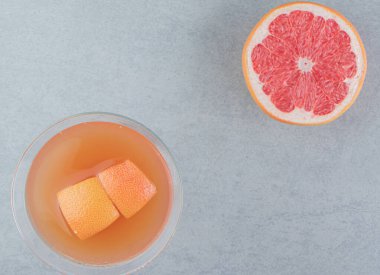 Bir dilim greyfurt ve meyve suyu, mermer arka planda. Yüksek kalite fotoğraf