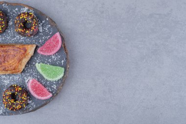 Donut ve marmelat mermer zemin üzerinde bir kyata etrafında. Yüksek kalite fotoğraf