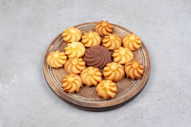 Kurabiyeler mermer arka planda ahşap tahtaya dizilmiş. Yüksek kalite fotoğraf