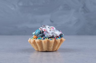 Mermer arka planda tek şekerli kek. Yüksek kalite fotoğraf