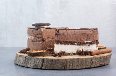 Tahta tahtada yıldız anasonlu iki tatlı kek. Yüksek kalite fotoğraf