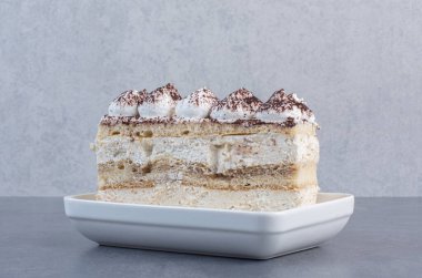 Beyaz tabakta ev yapımı kek dilimi. Yüksek kalite fotoğraf