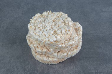 Mermer arka planda pirinç keki. Yüksek kalite fotoğraf